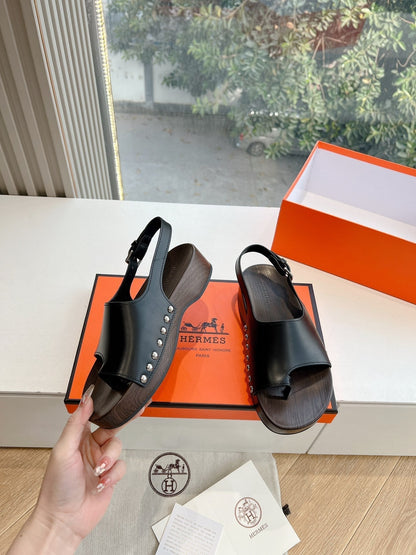 FLAT SANDAL IN BLACK CALFSKIN