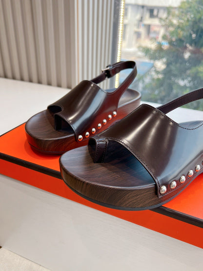 FLAT SANDAL IN BRUNETTE BROWN CALFSKIN