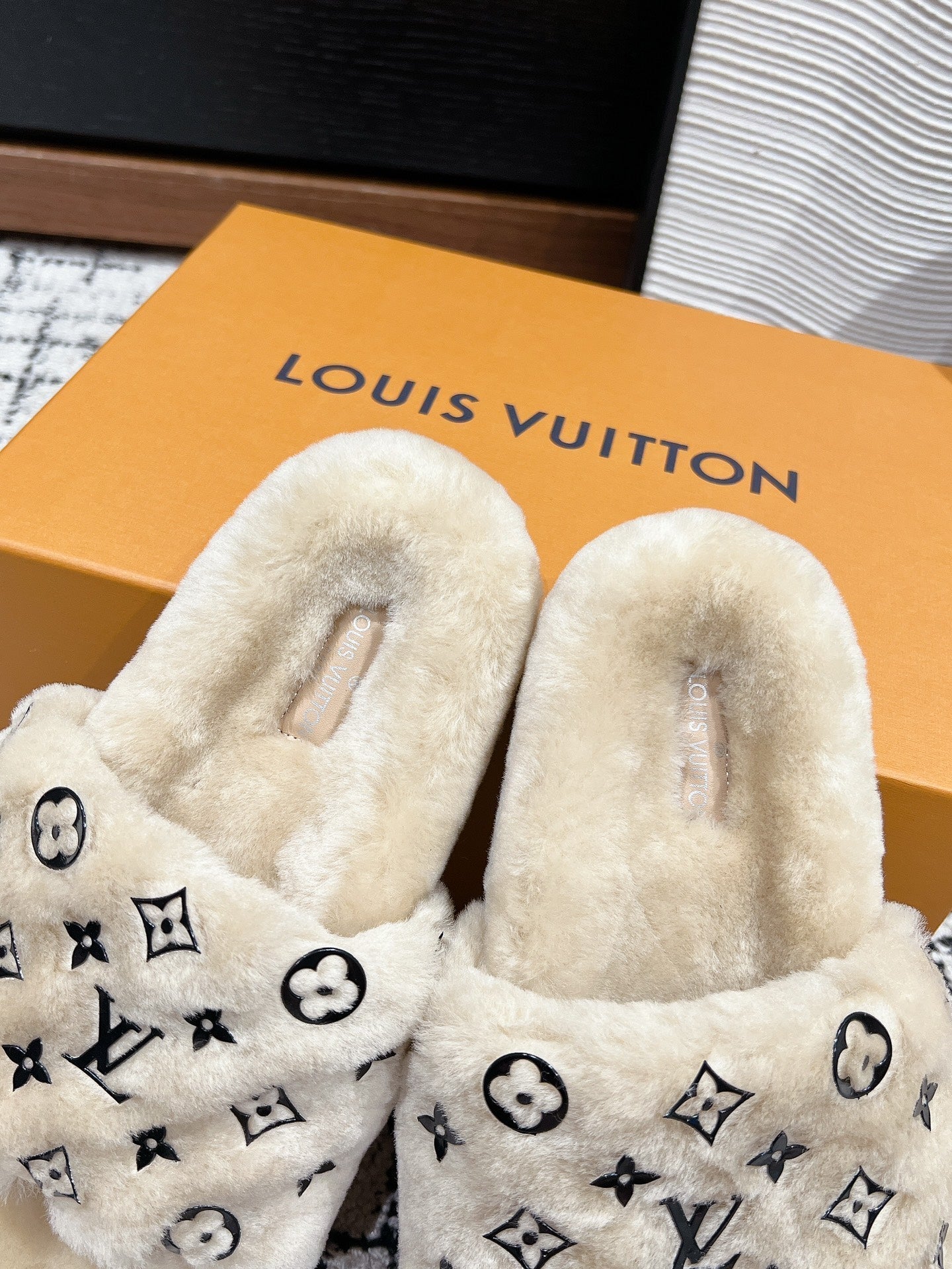 SLIPPER IN PEANUT BROWN WOOL WITH BLACK LOGO