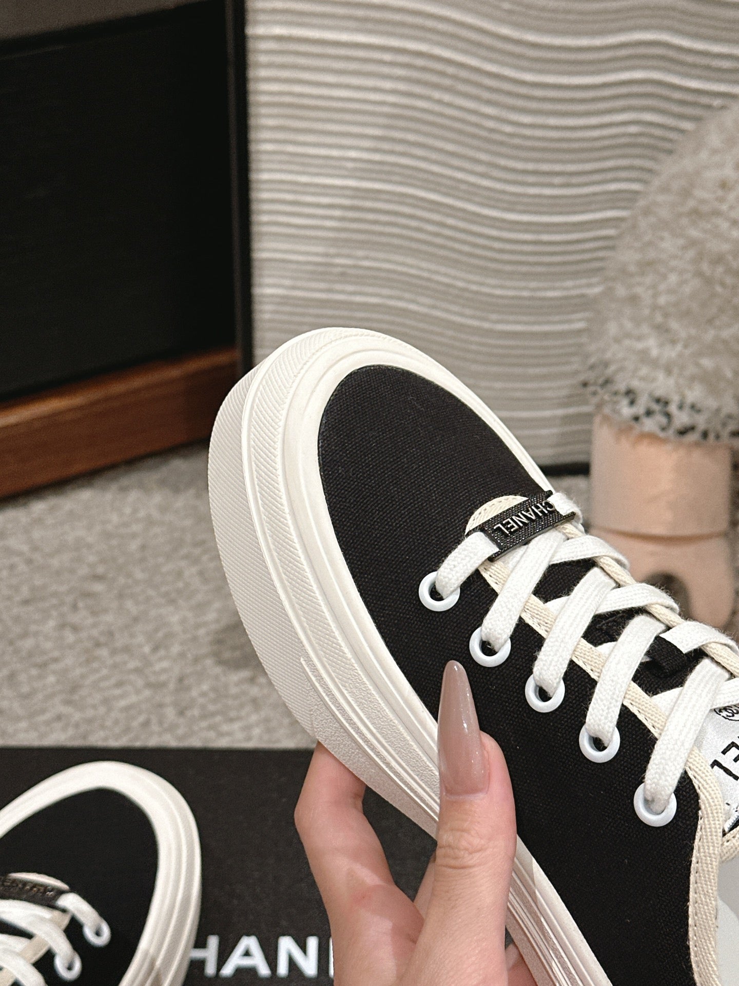 LACE-UP SNEAKERS IN BLACK CANVAS