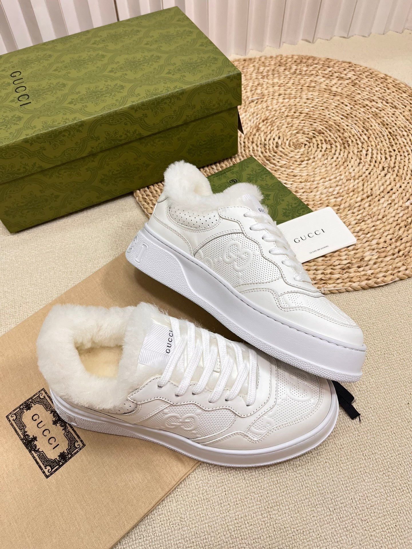 SNEAKER IN RICE WHITE CALFSKIN AND LAMB WOOL LINING