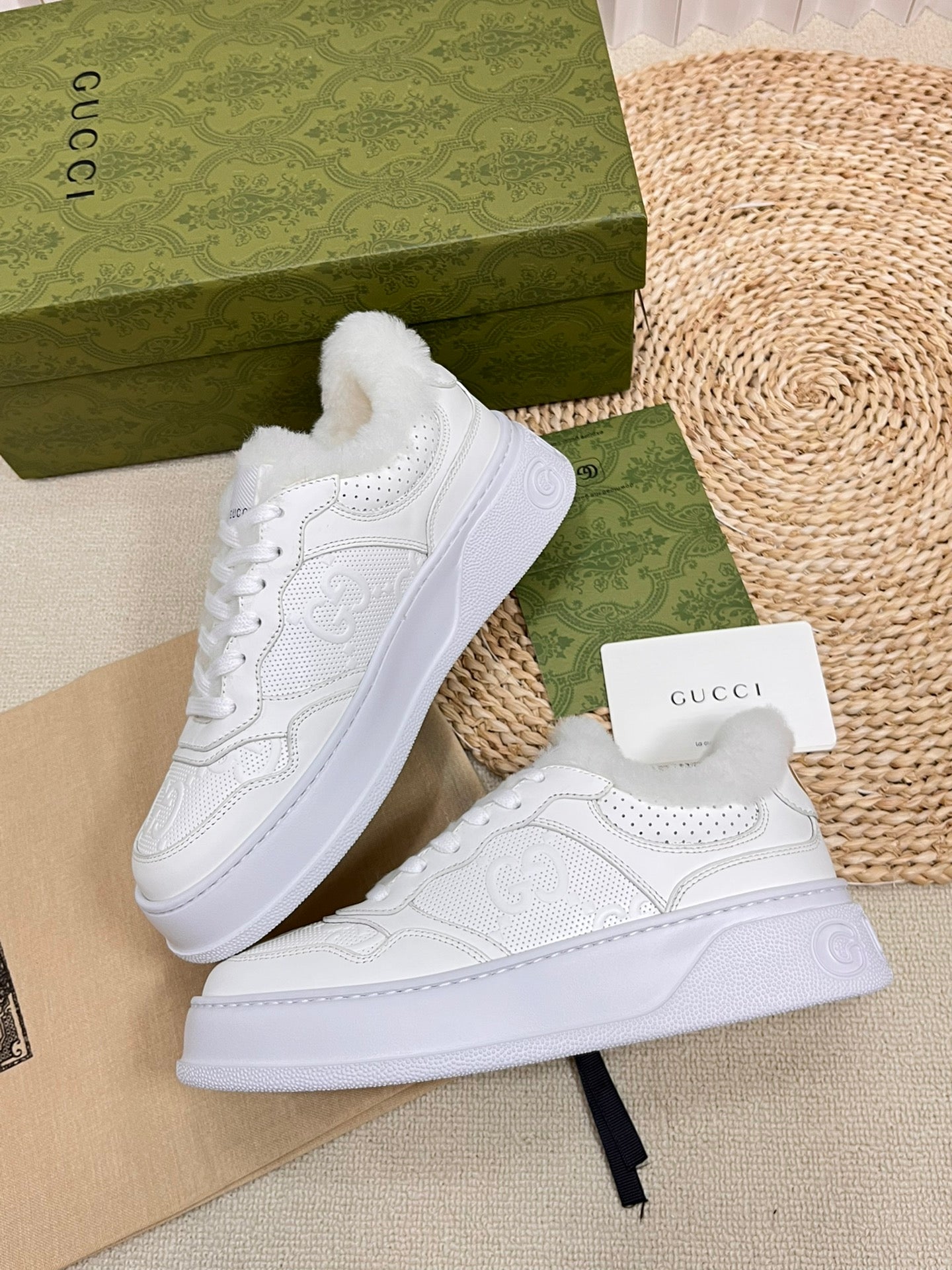 SNEAKER IN RICE WHITE CALFSKIN AND LAMB WOOL LINING