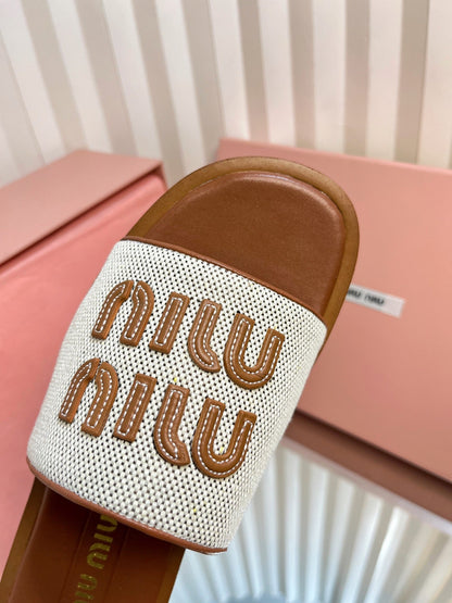 SLIDES SANDALS IN BROWN STRAW WOVEN
