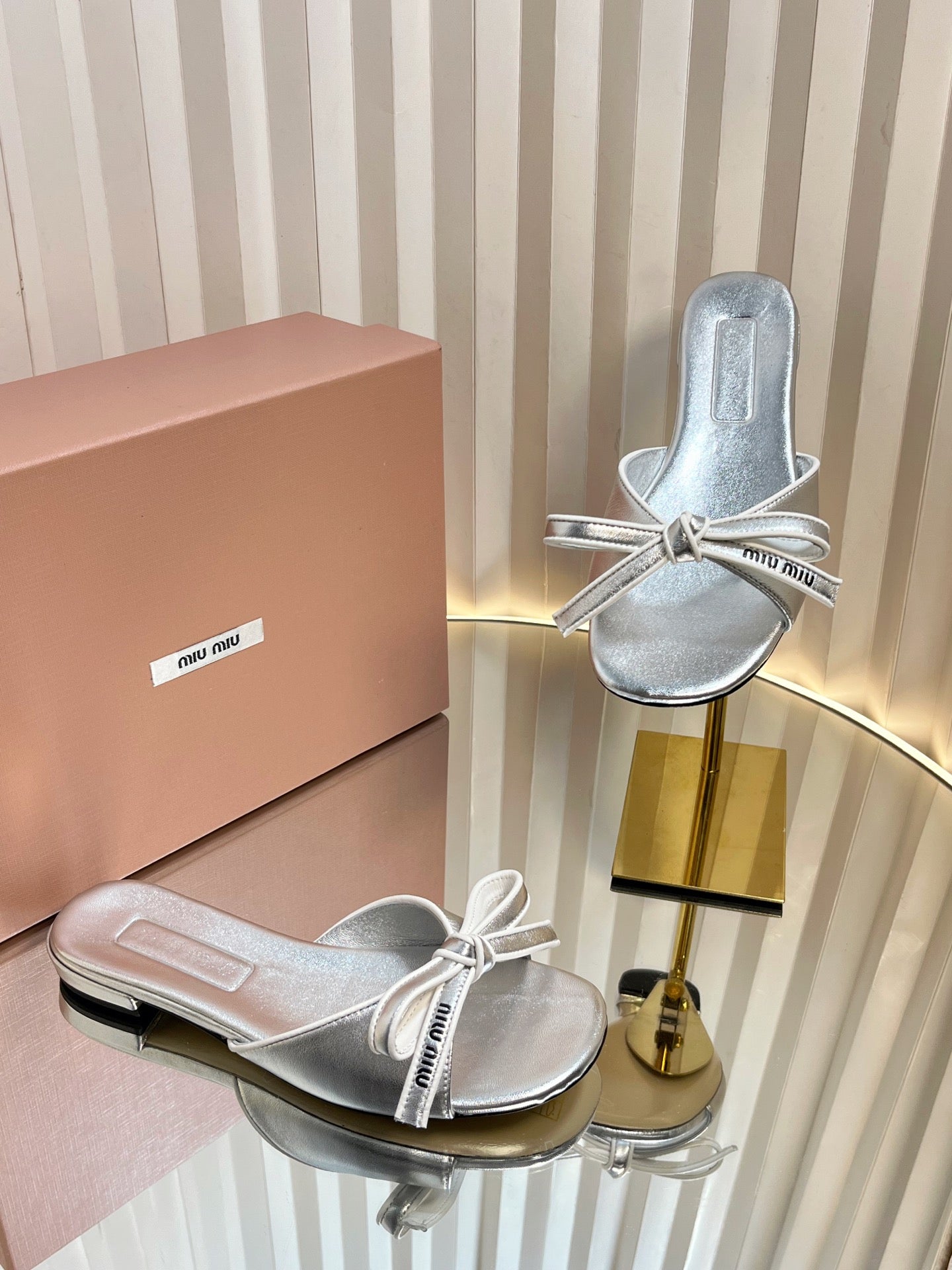 SLIDES SANDALS IN SILVER PATENT CALFSKIN BOW IN TRAP