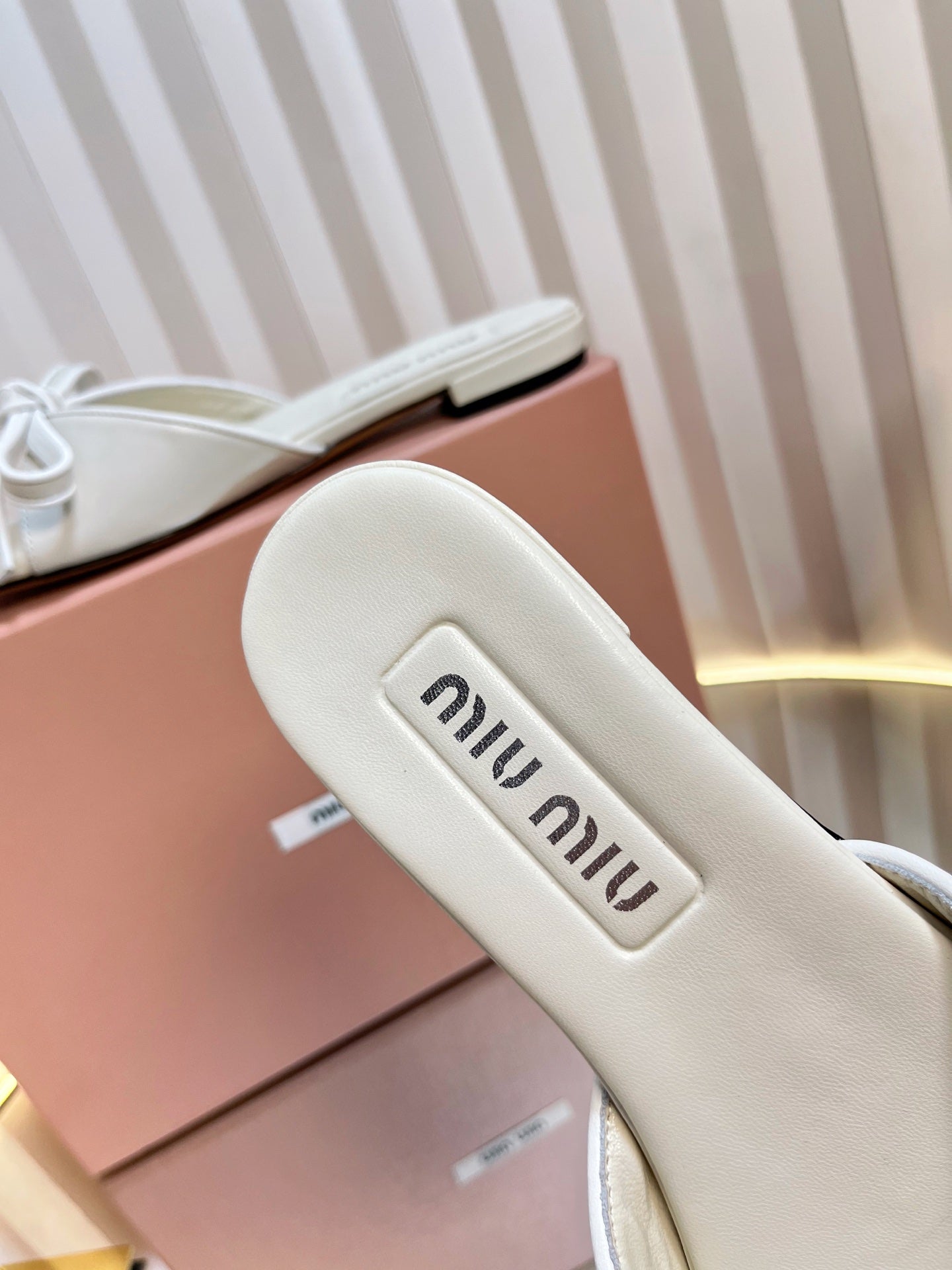 SLIDES SANDALS IN WHITE CALFSKIN BOW IN TRAP