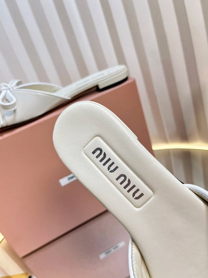 SLIDES SANDALS IN WHITE CALFSKIN BOW IN TRAP