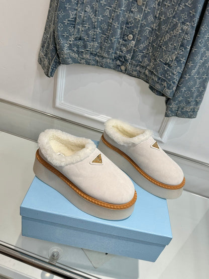 TRIANGLE LOGO MULES IN WHITE SUEDE AND SHEARLING LINING