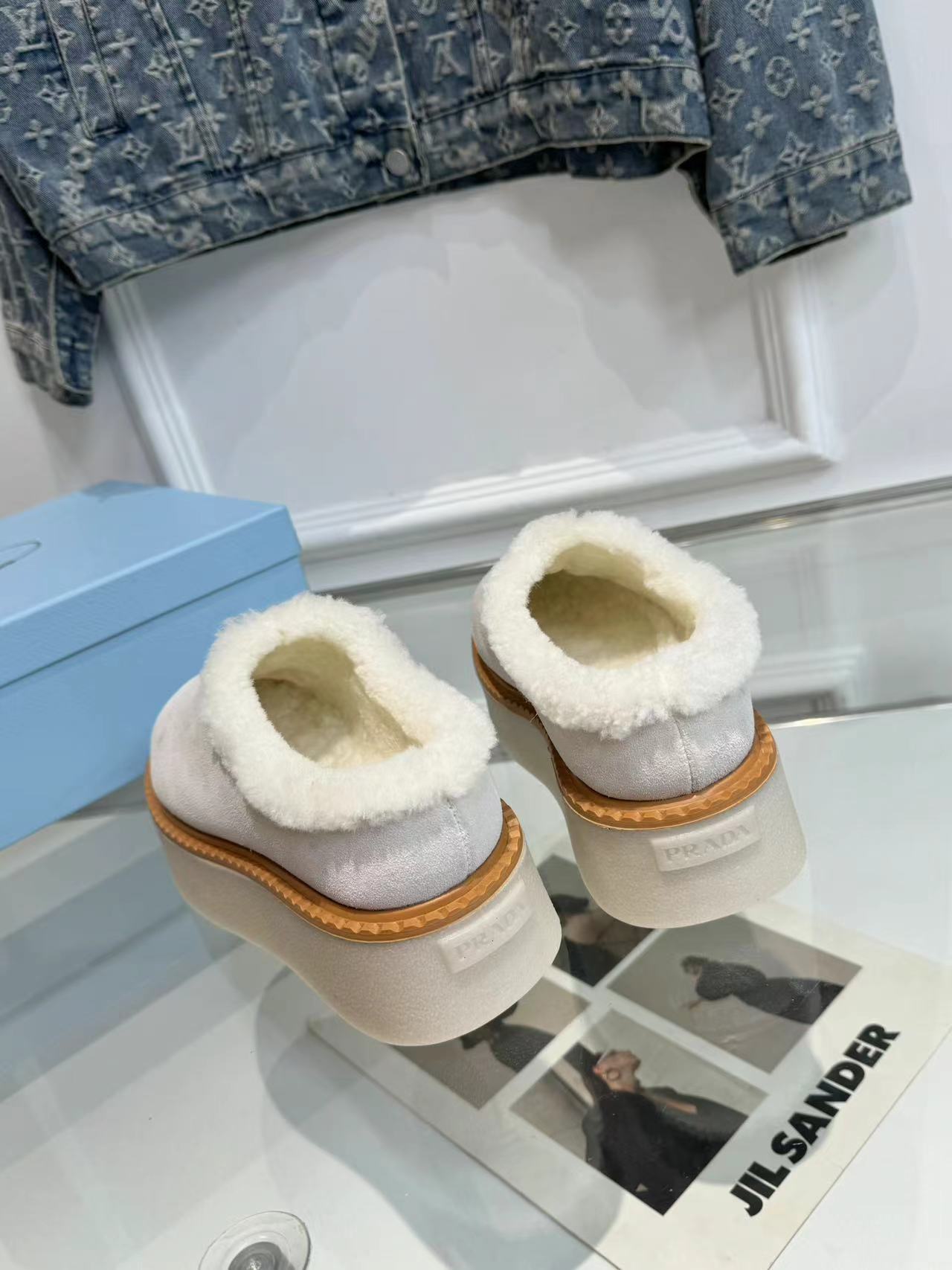 TRIANGLE LOGO MULES IN WHITE SUEDE AND SHEARLING LINING