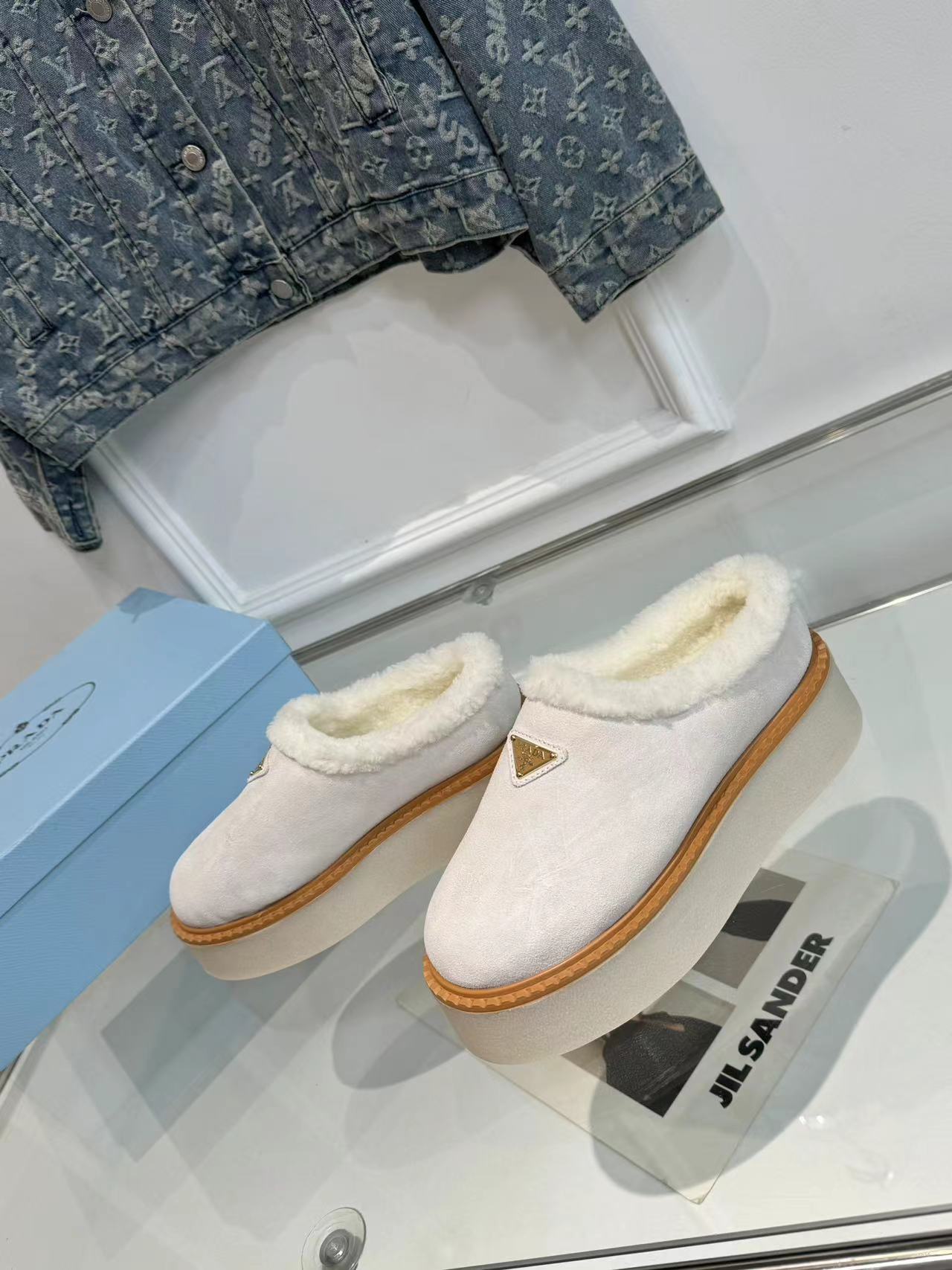 TRIANGLE LOGO MULES IN WHITE SUEDE AND SHEARLING LINING