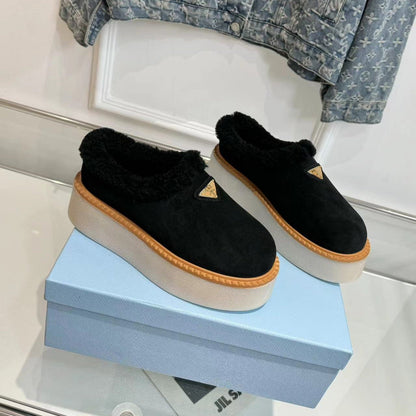 TRIANGLE LOGO MULES IN BLACK SUEDE AND SHEARLING LINING