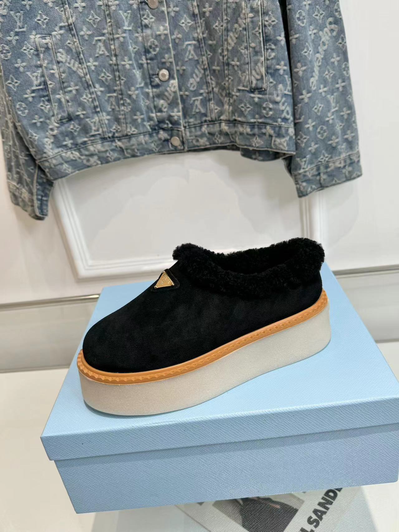 TRIANGLE LOGO MULES IN BLACK SUEDE AND SHEARLING LINING