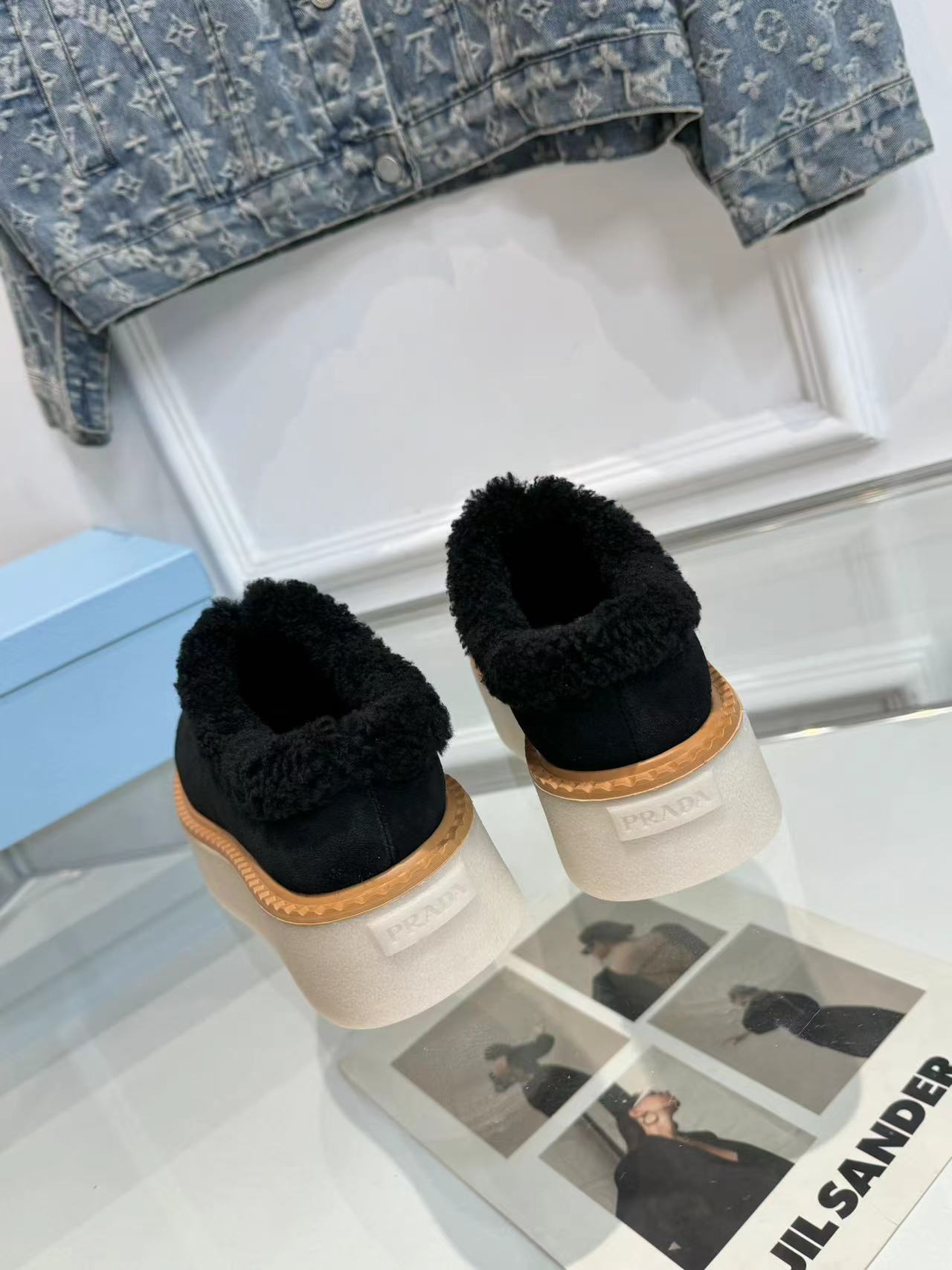 TRIANGLE LOGO MULES IN BLACK SUEDE AND SHEARLING LINING
