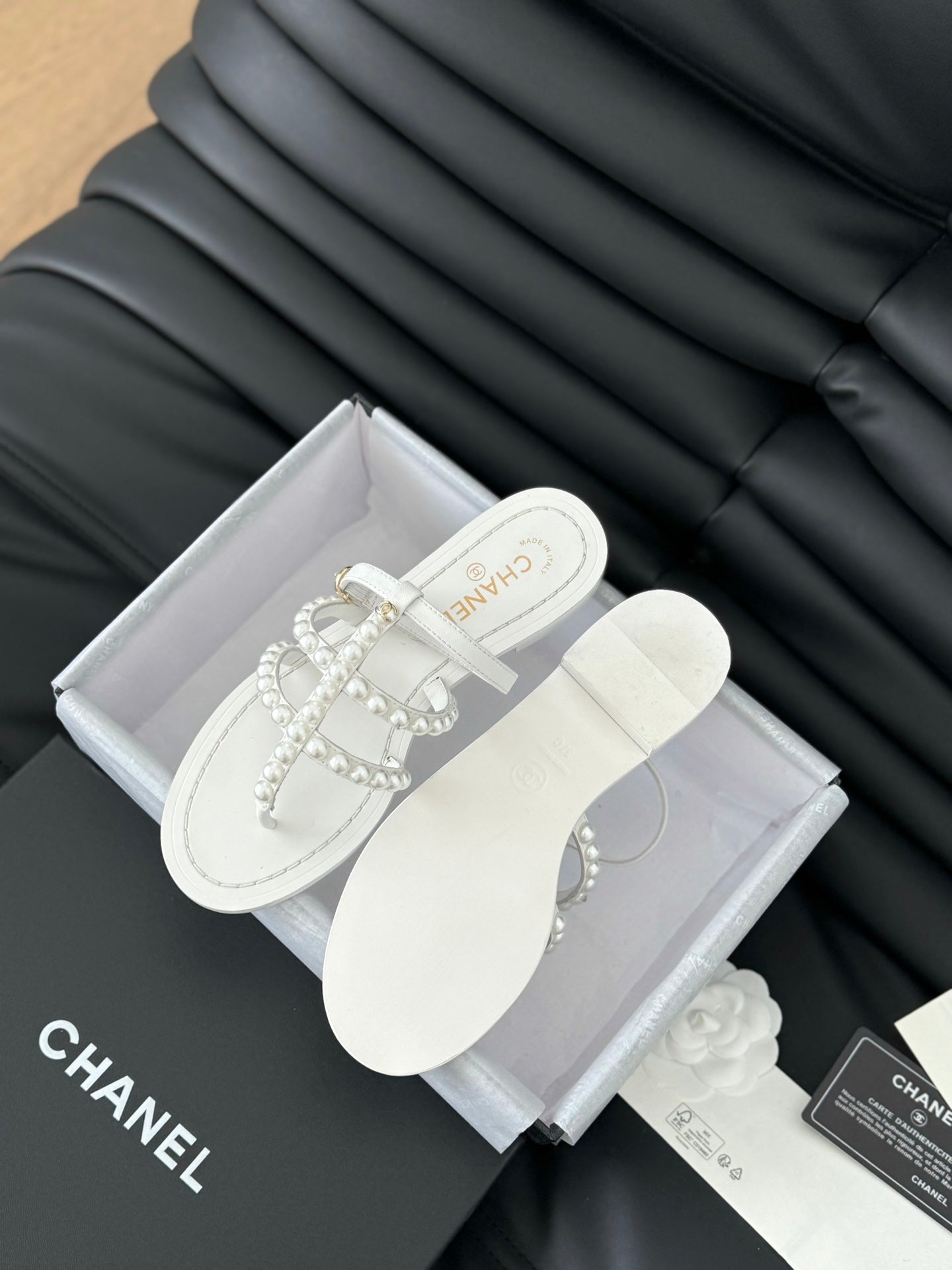 MULE SLIPPERS WITH PEARL CHAIN IN WHITE LAMBSKIN