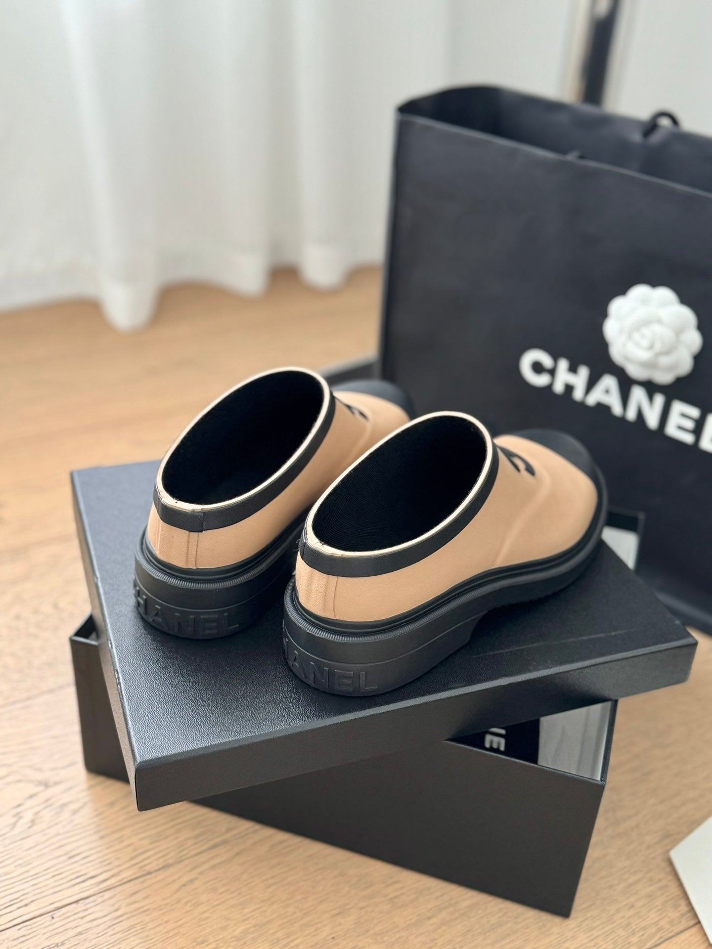 SHORT BOOTS IN BEIGE CREAM MIX BLACK RUBBER