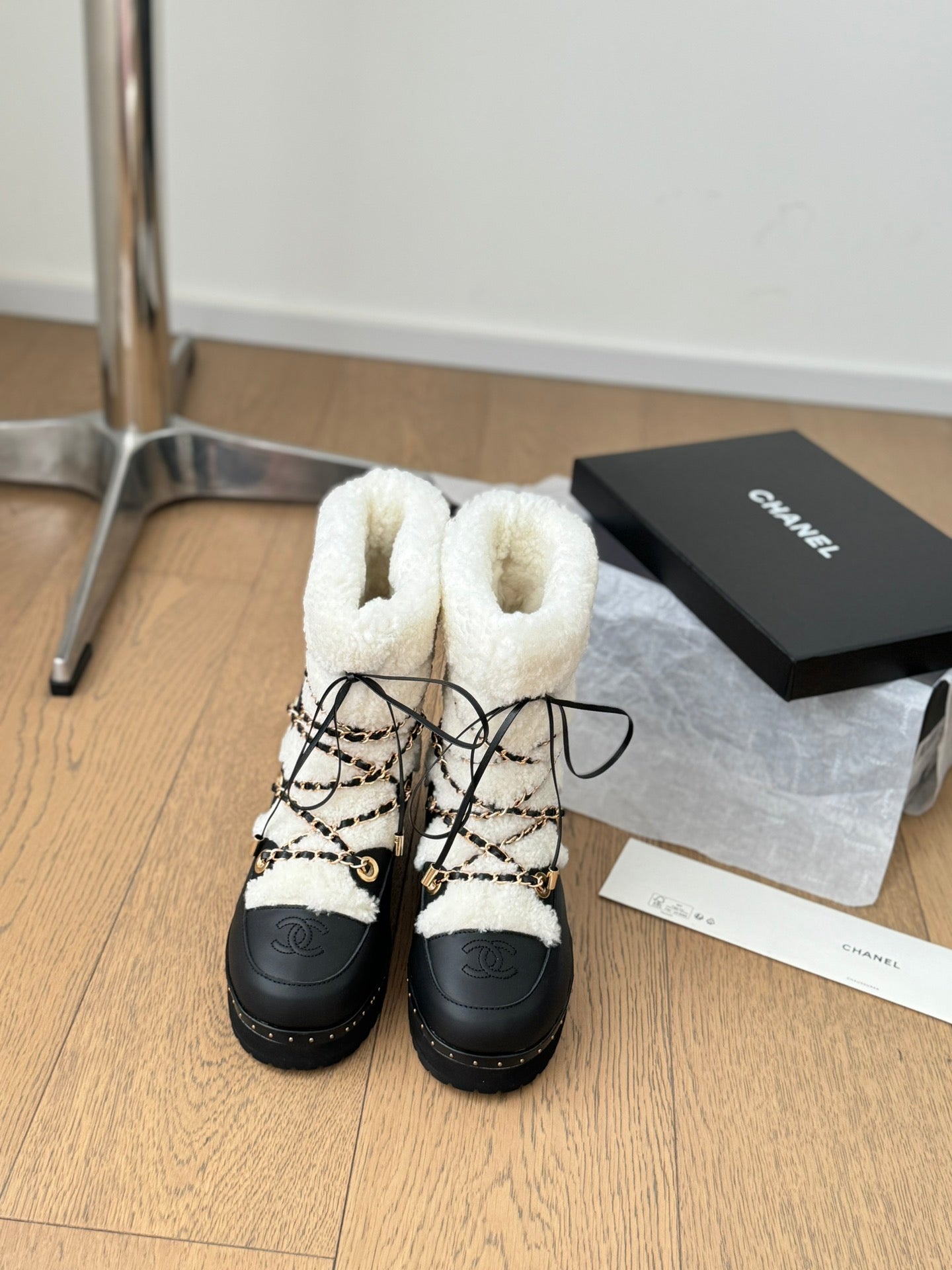 CC CHUNKY SKATEBOARDING BOOTS IN WHITE SMOOTH FLEECE MIX BLACK CALFSKIN