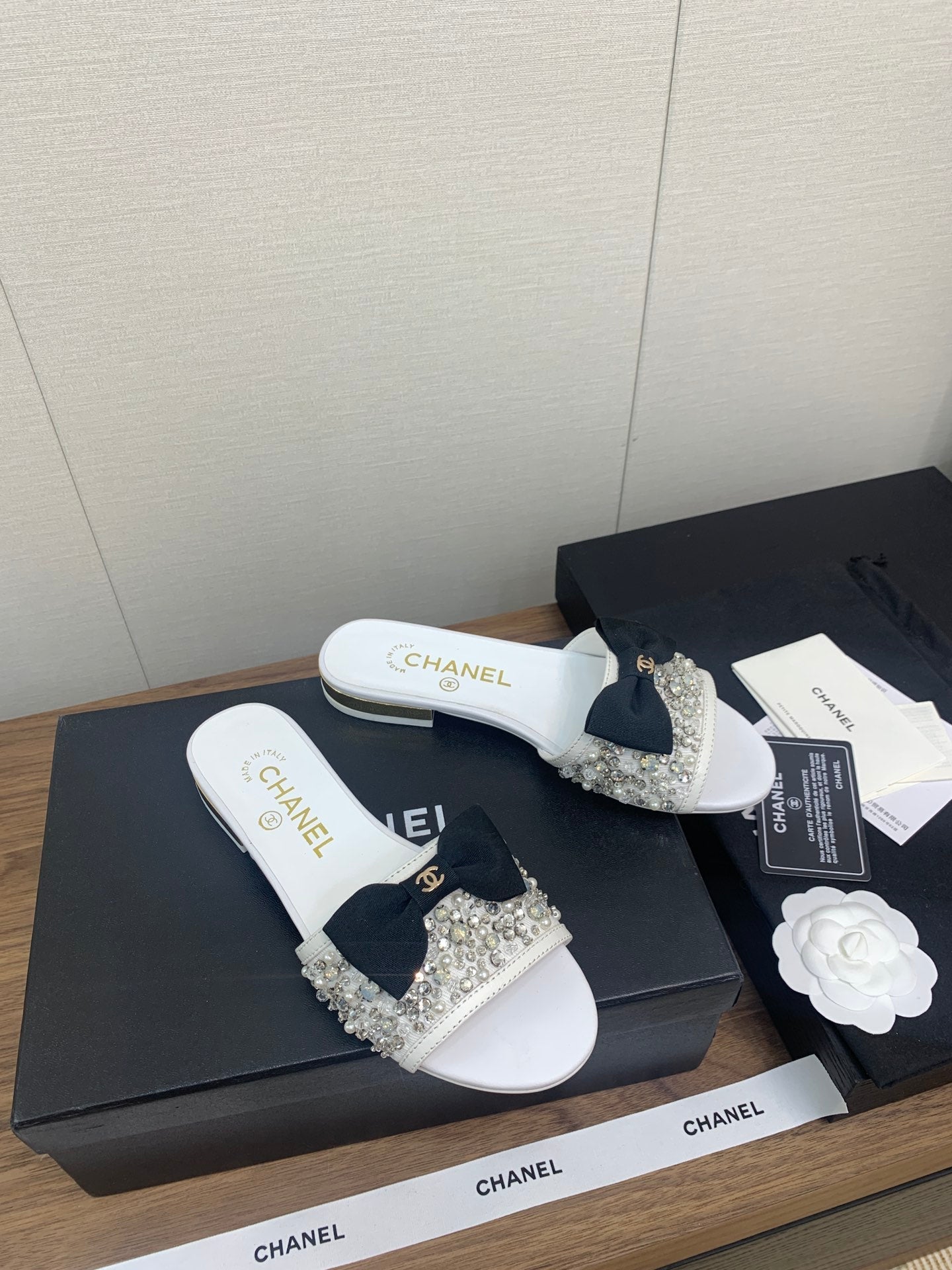 BOW SLIPPERS IN WHITE LAMBSKIN WITH RHINESTONES
