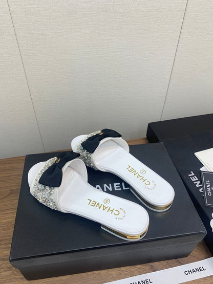 BOW SLIPPERS IN WHITE LAMBSKIN WITH RHINESTONES