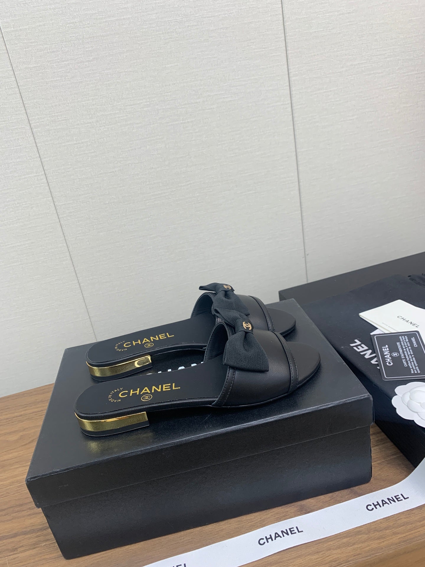 BOW SLIPPERS IN BLACK LAMBSKIN