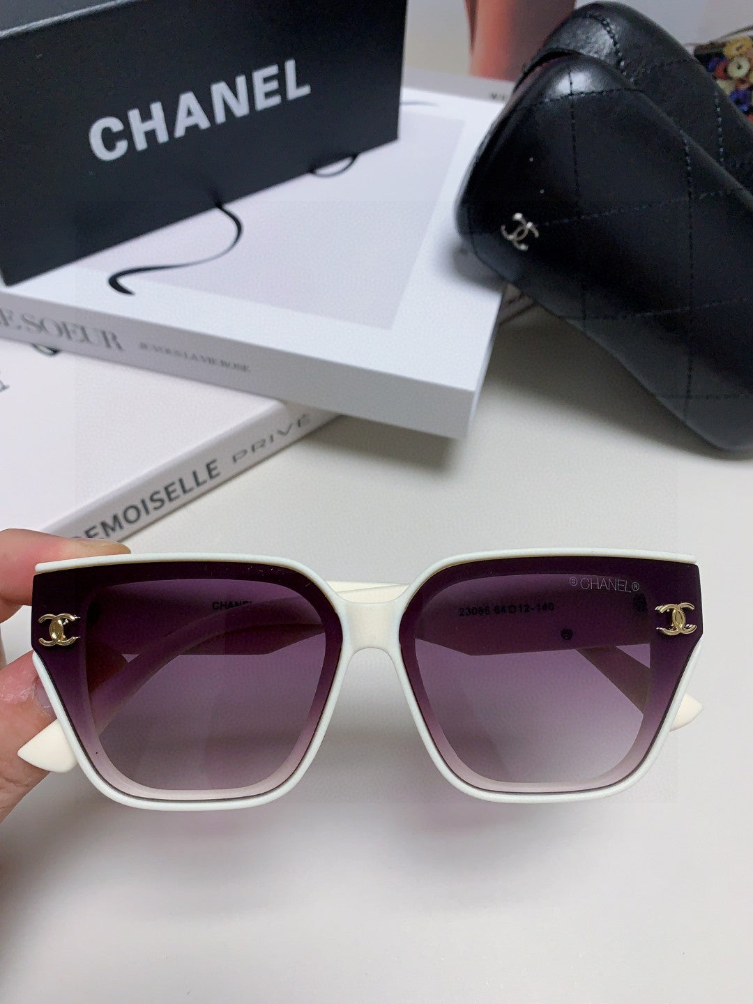 SQUARE SUNGLASSES 632696 IN WHITE ACETATE