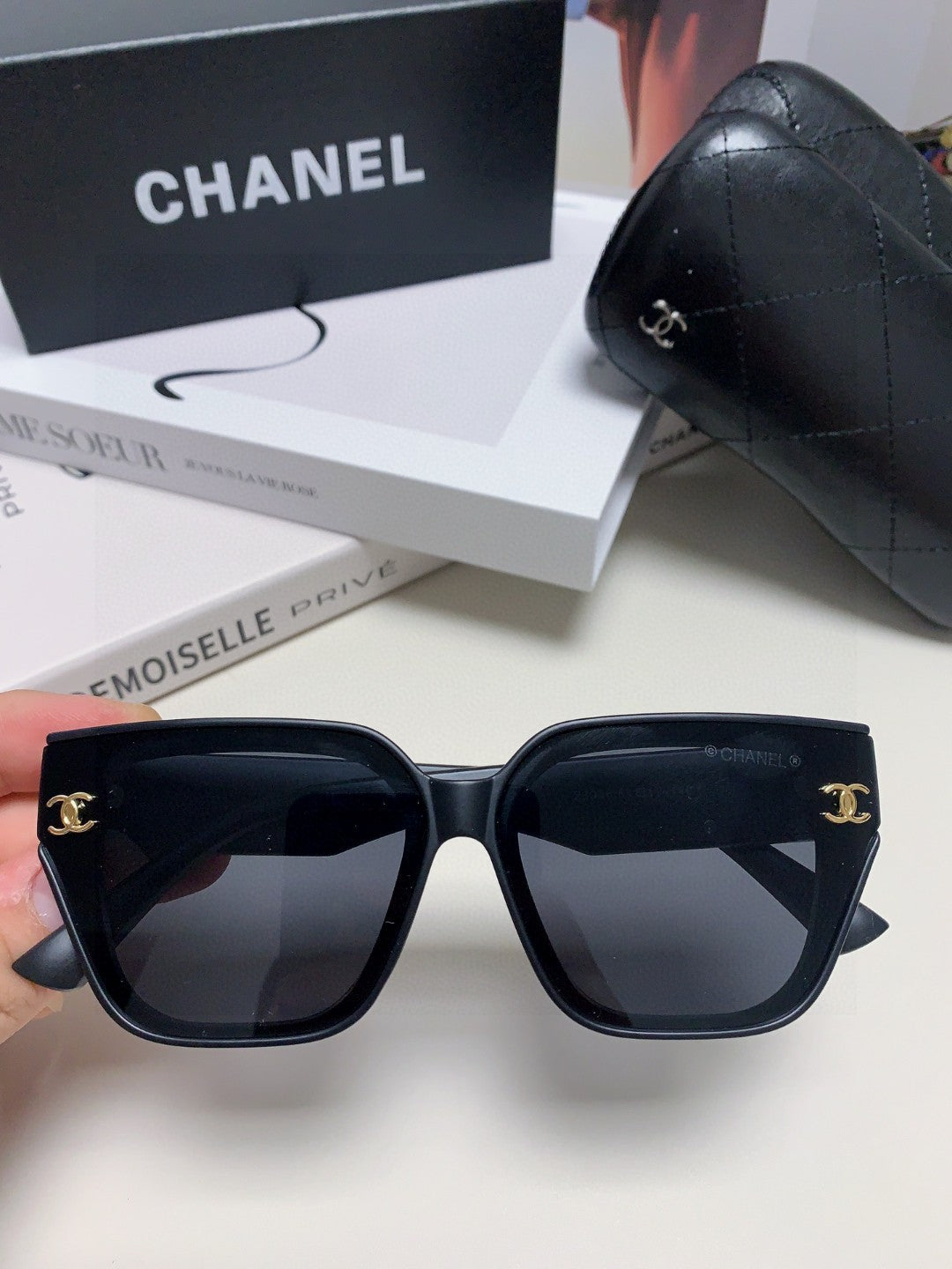 SQUARE SUNGLASSES 632697 IN BLACK ACETATE