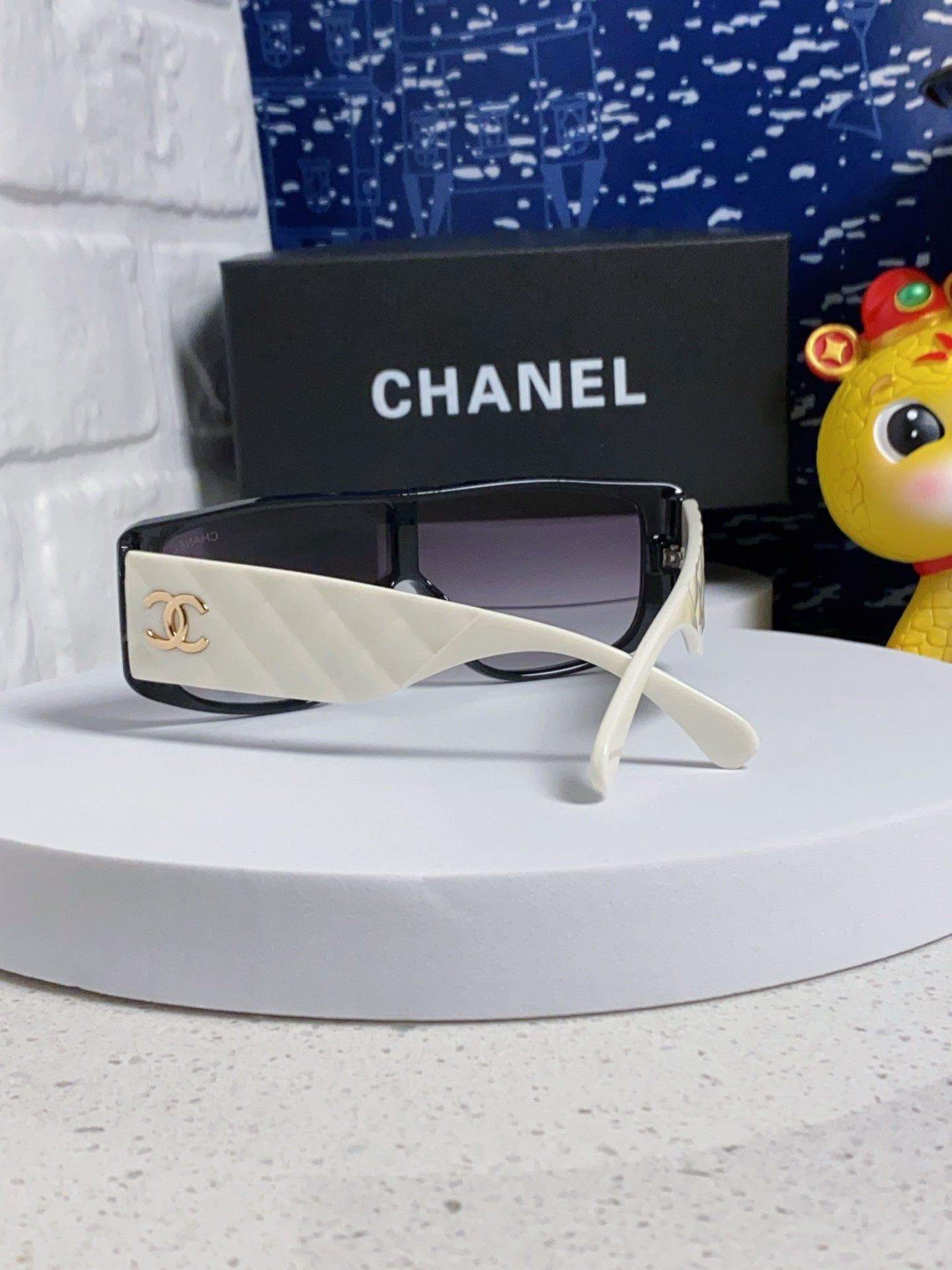 SQUARE SUNGLASSES 641781 IN BLACK ACETATE WHITE FRAME