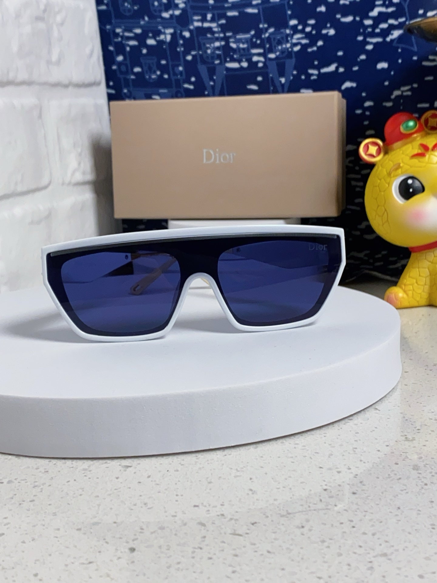 MONTAIGNE SUNGLASS CLUB M7U IN WHITE ACETATE