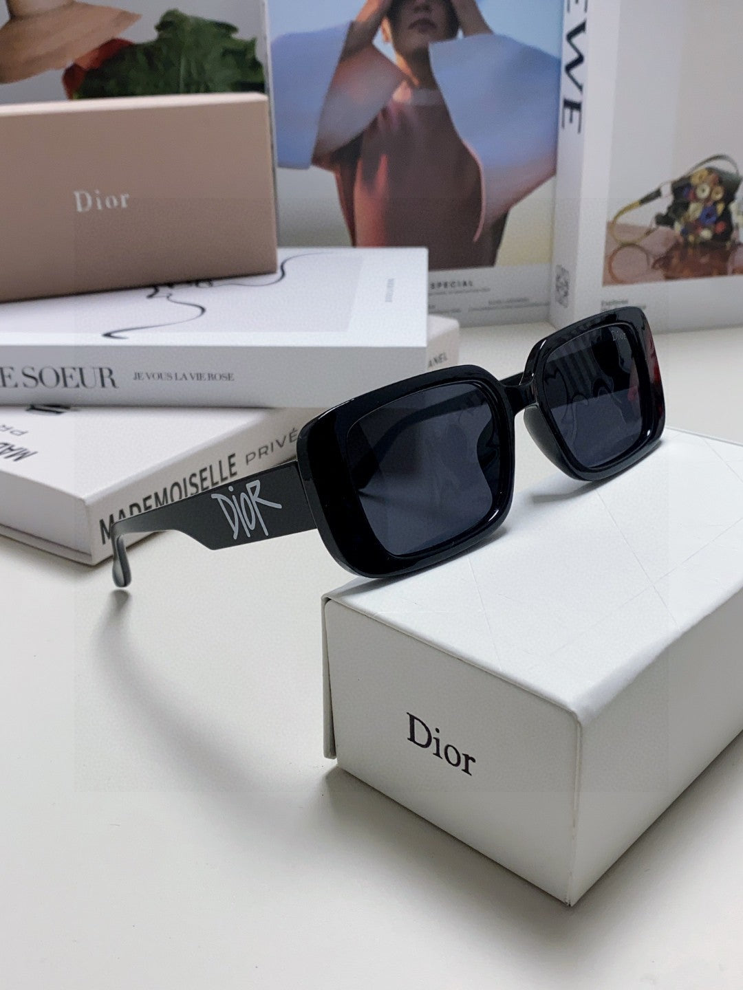 MONTAIGNE SUNGLASS 571596 IN BLACK ACETATE TEXT LOGO