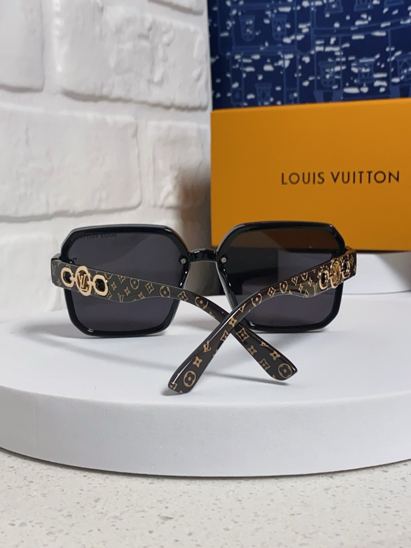 SQUARE SUNGLASSES 573321 IN BROWN ACETATE BLACK LENS MONOGRAM LOGO