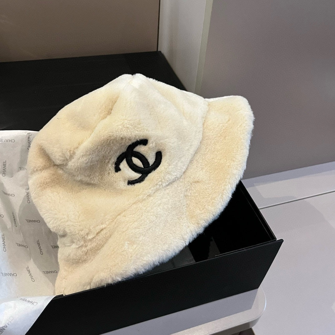BUCKET HAT IN WHITE FLEECE 429804