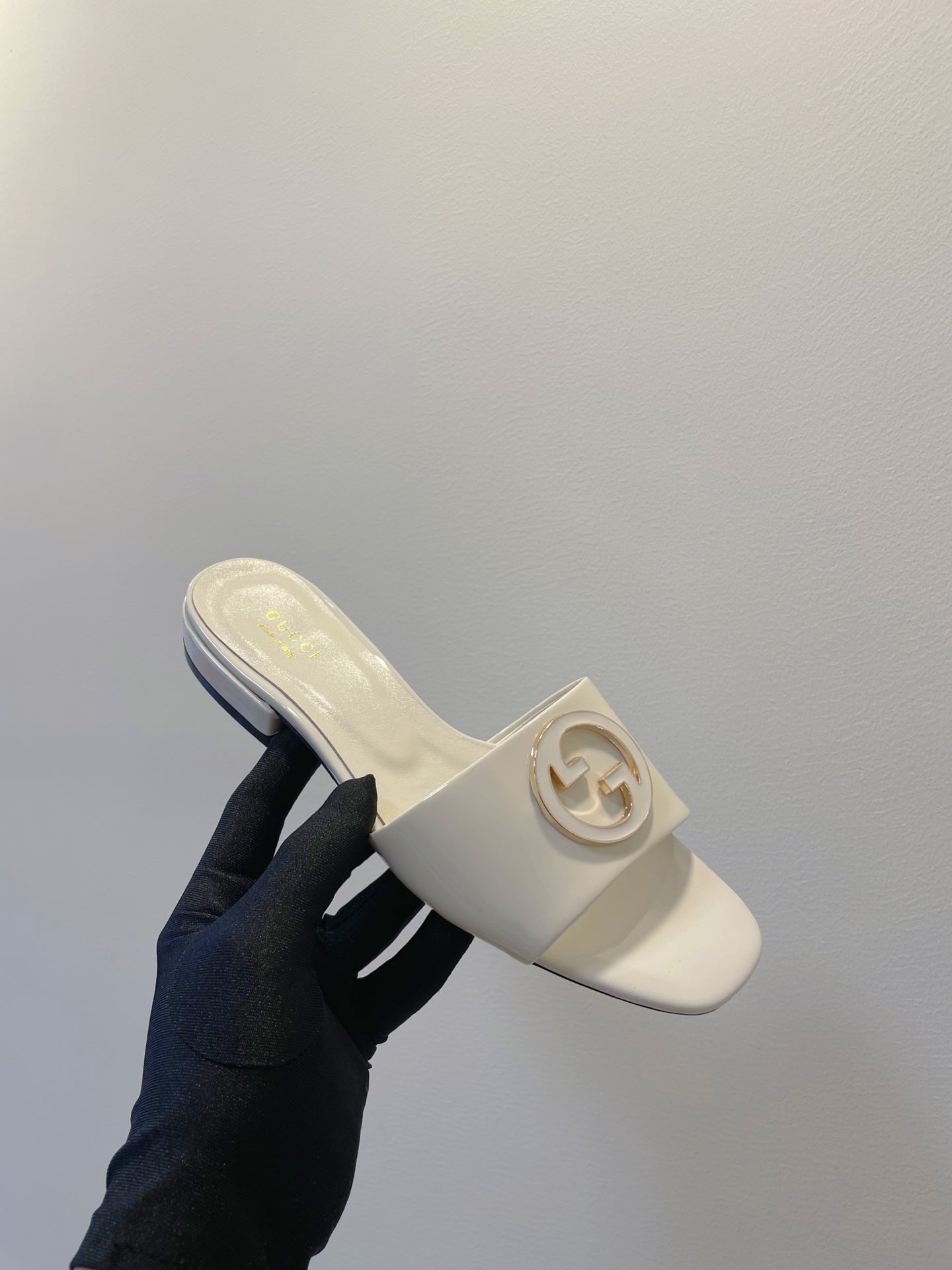 SLIDE SANDALS IN WHITE GLOSSY SHEEPSKIN ENAMELLED ROUND INTERLOCKING G