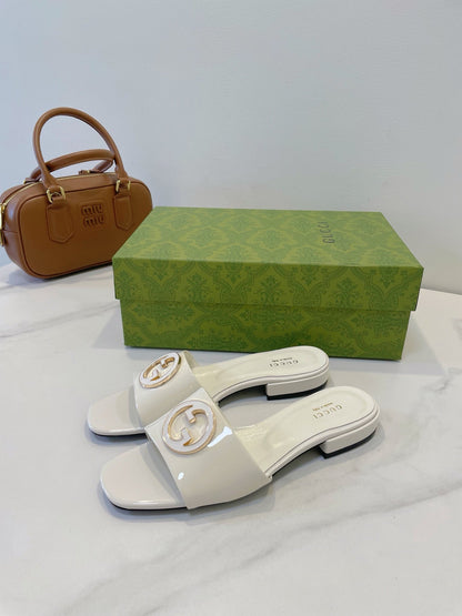 SLIDE SANDALS IN WHITE GLOSSY SHEEPSKIN ENAMELLED ROUND INTERLOCKING G