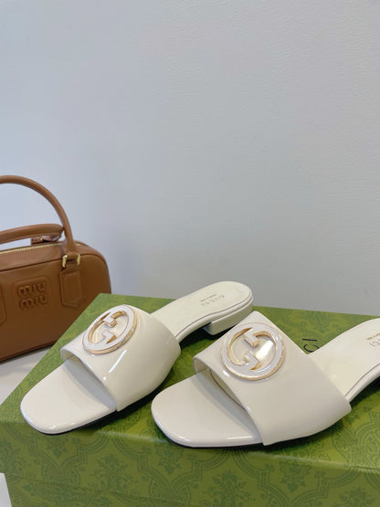SLIDE SANDALS IN WHITE GLOSSY SHEEPSKIN ENAMELLED ROUND INTERLOCKING G