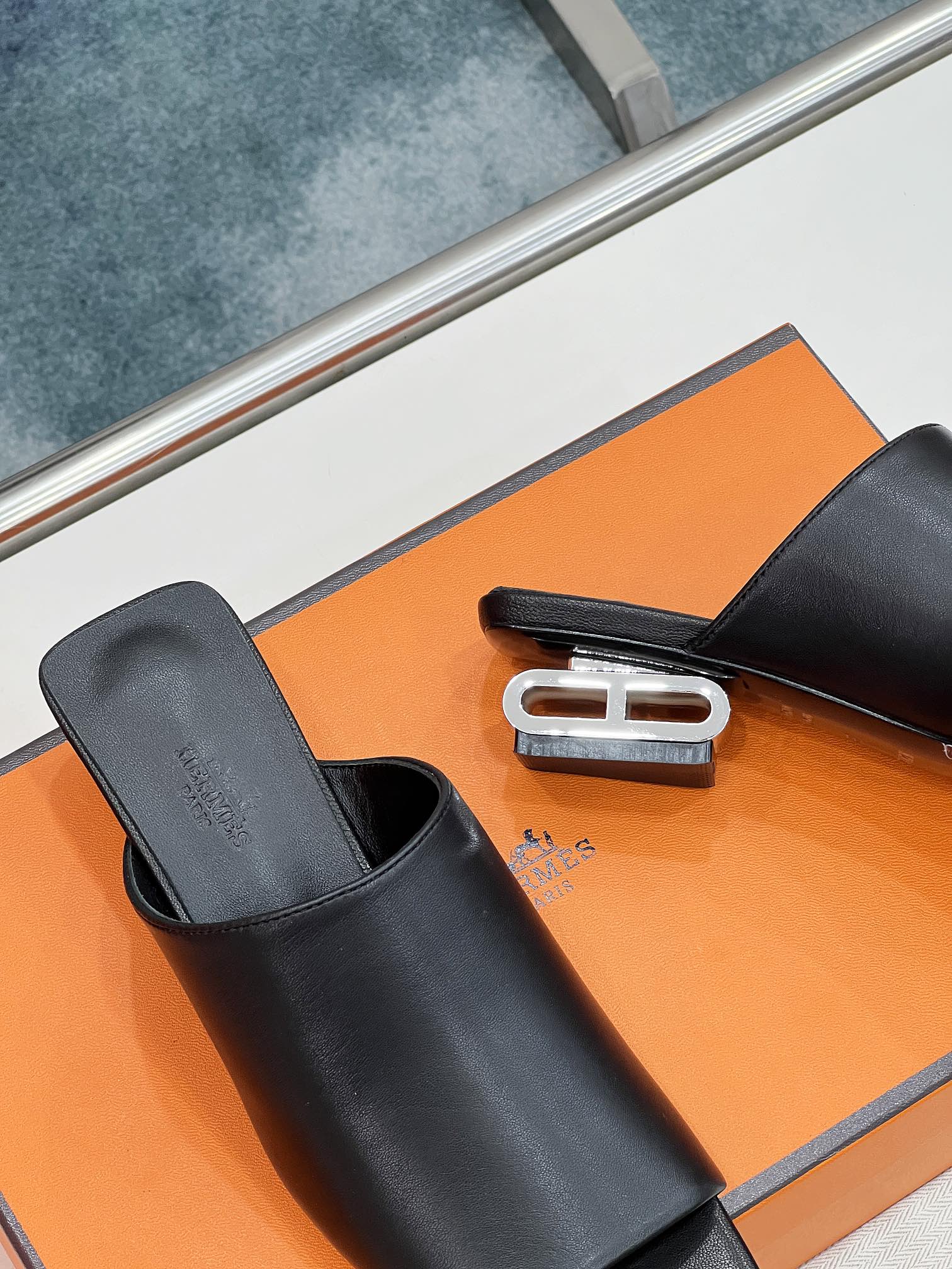 IDOLE SANDAL IN BLACK CALFSKIN