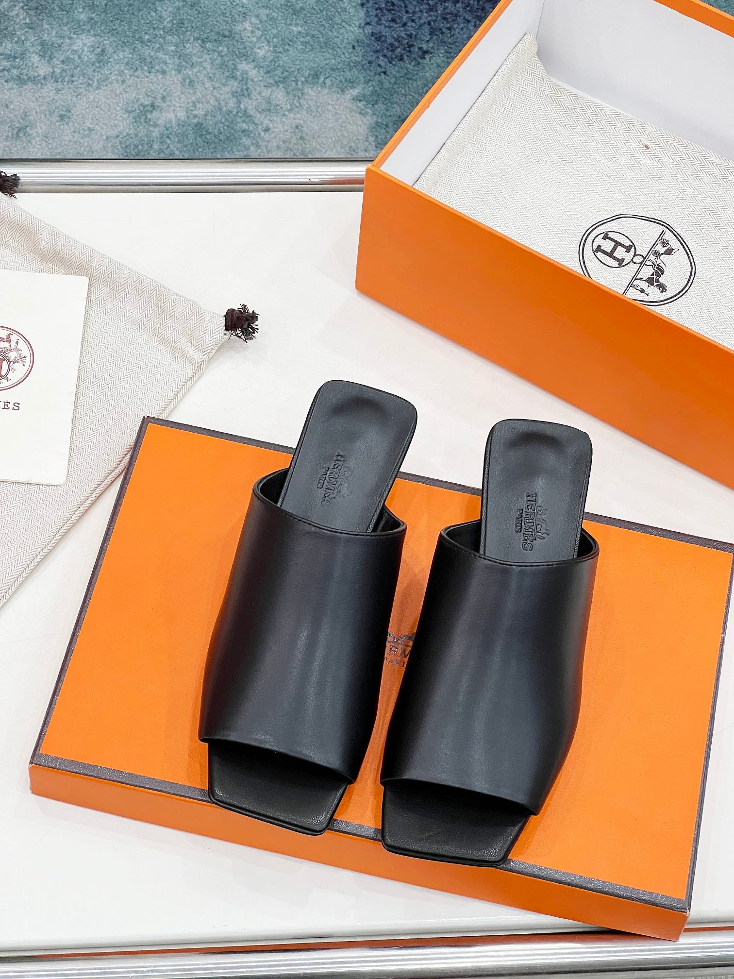 IDOLE SANDAL IN BLACK CALFSKIN