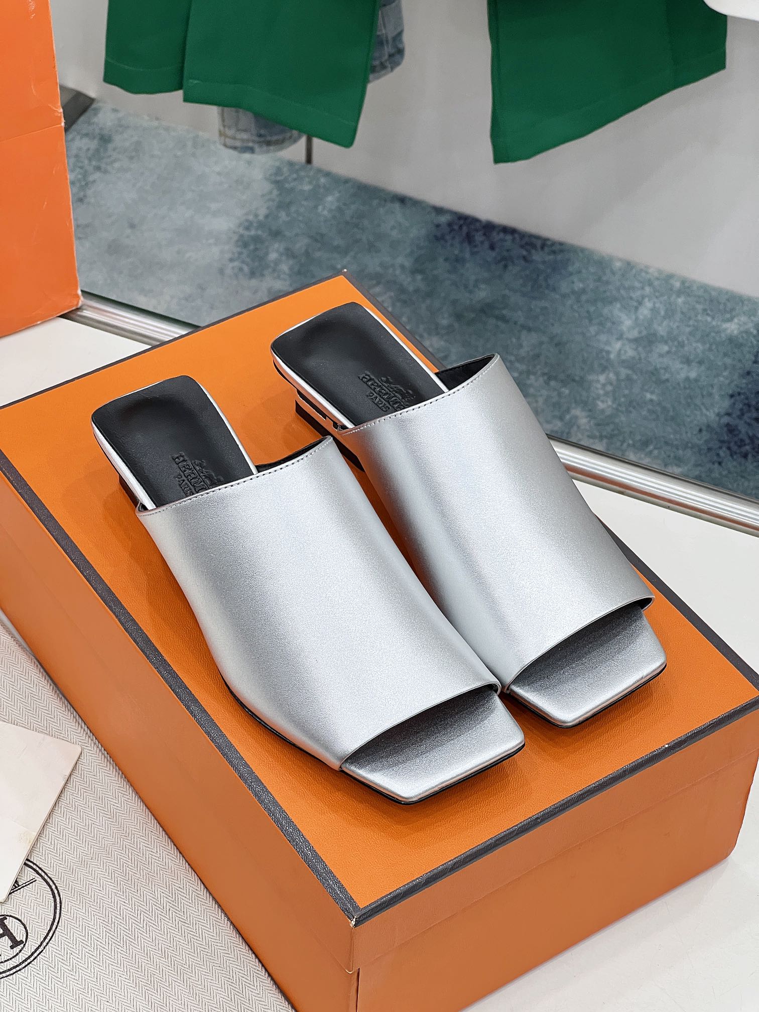 IDOLE SANDAL IN SILVER CALFSKIN
