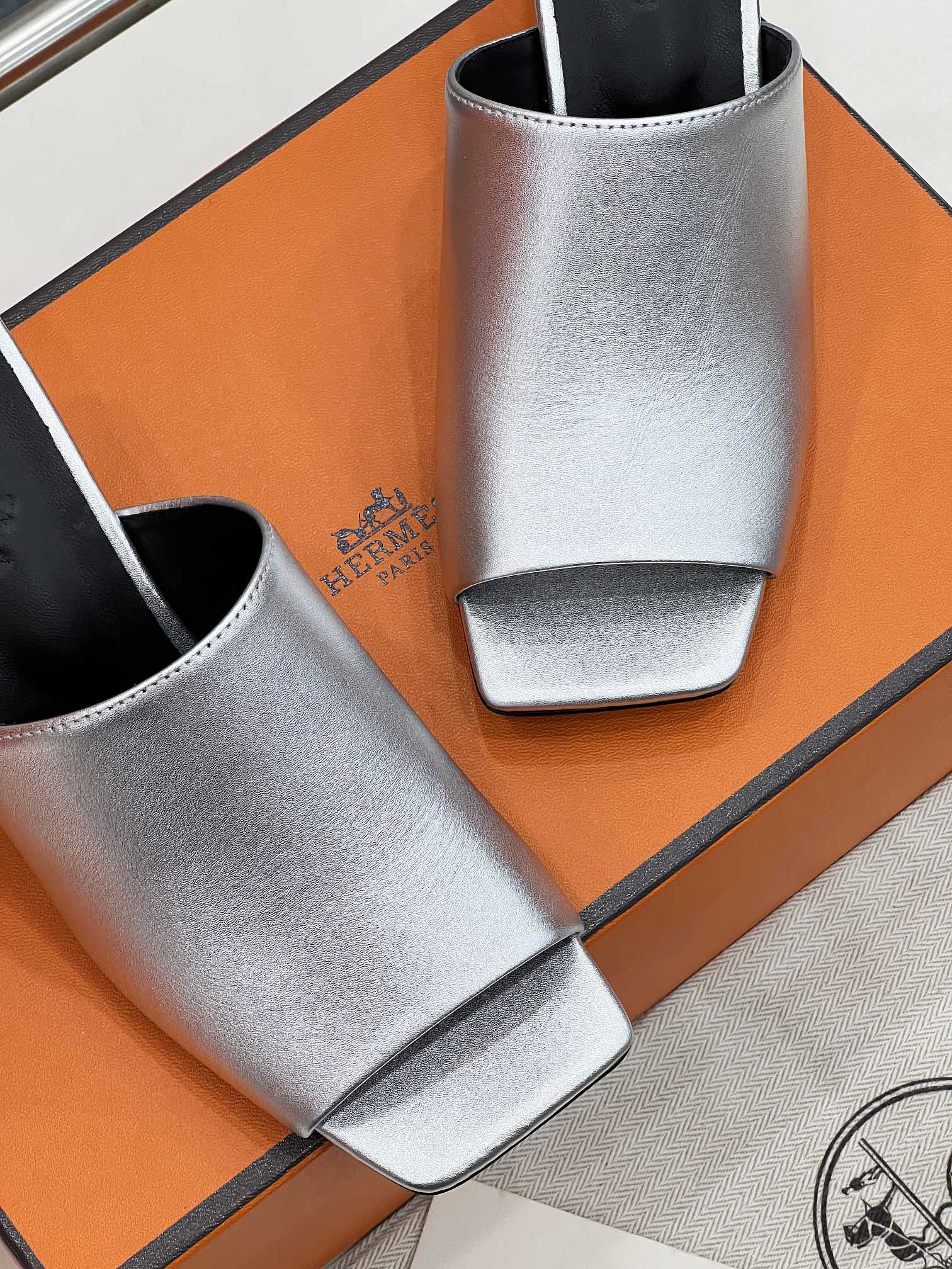 ICONIQUE 60 SANDAL IN SILVER CALFSKIN