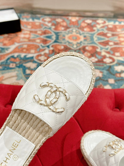 FLAT SLIPPERS IN WHITE LAMBSKIN AND WOVEN WITH LOGO