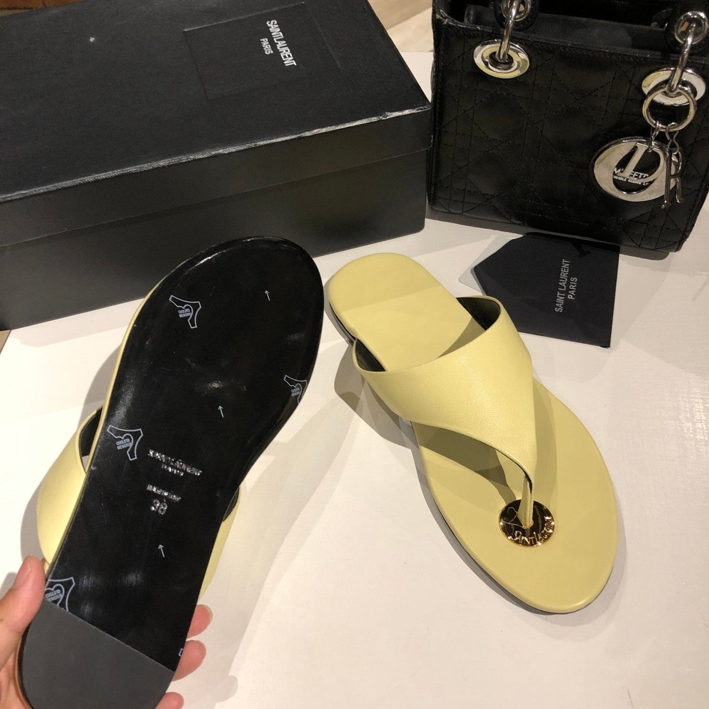 FLAT THONG IN LIGHT YELLOW CALFSKIN