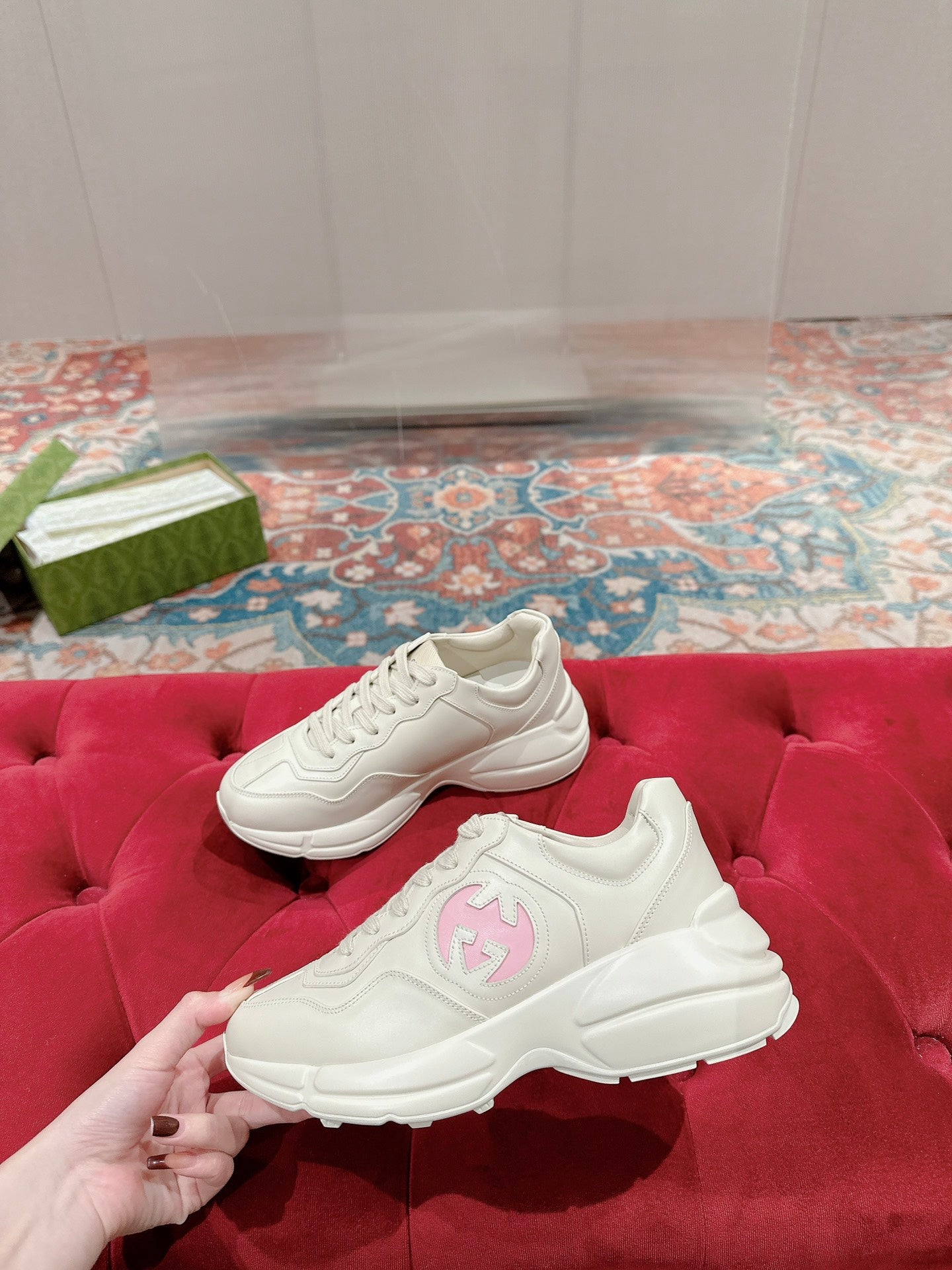 GG RHYTON TRAINER WHITE CALFSKIN WITH NAVY LOGO
