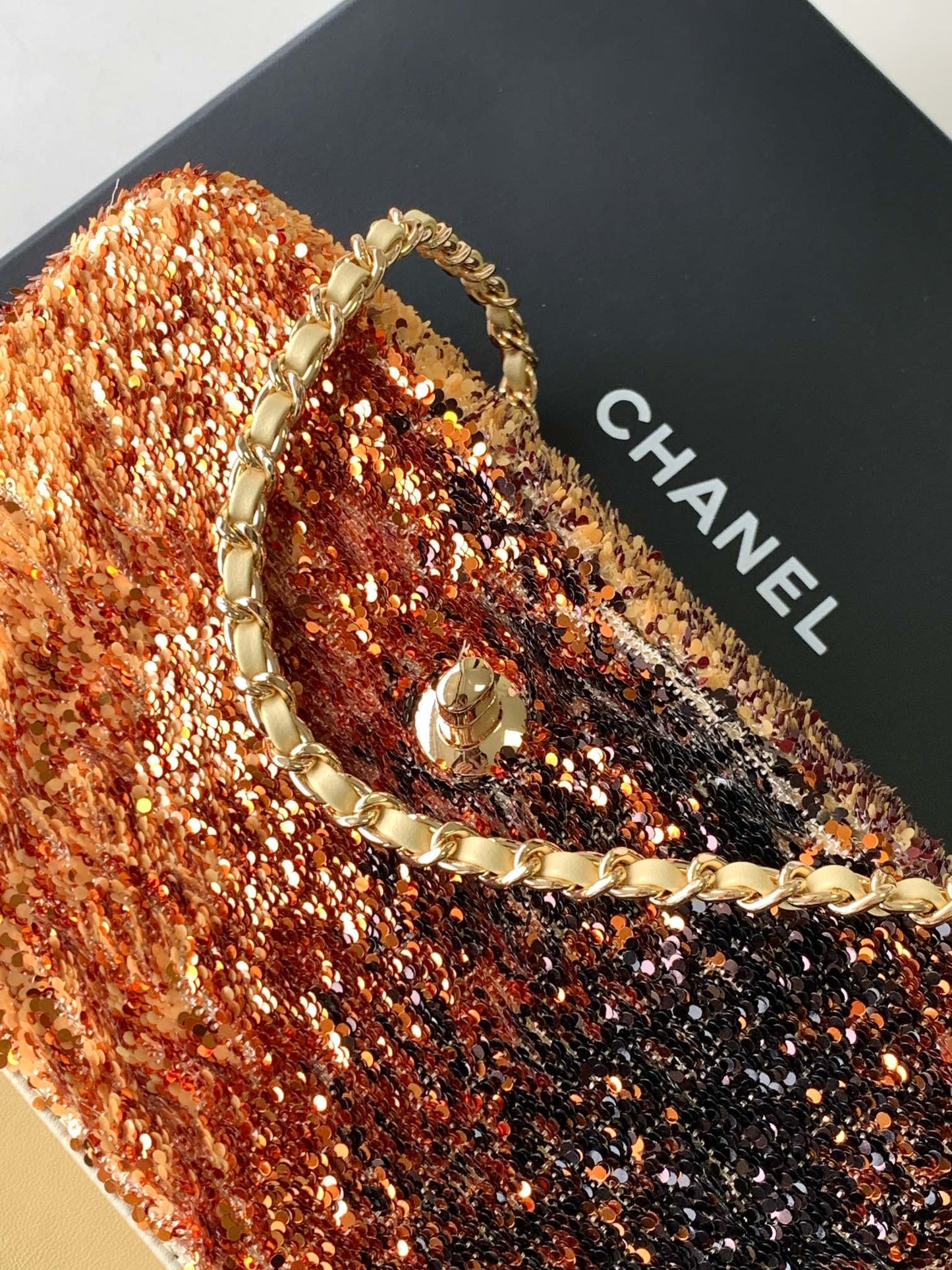 FLAP BAG 20 IN OMBRE ORANGE SEQUINS GOLD HARDWARE