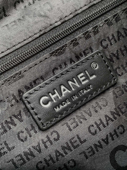SHOULDER BAG 30 IN BLACK SOFT LAMBSKIN EMBOSSED LOGO SILVER HARDWARE