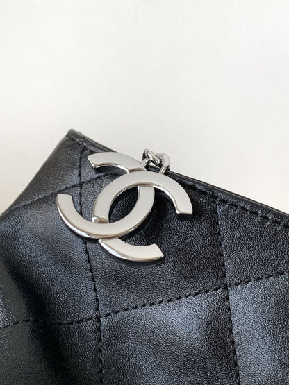 SHOULDER BAG 30 IN BLACK SOFT LAMBSKIN EMBOSSED LOGO SILVER HARDWARE