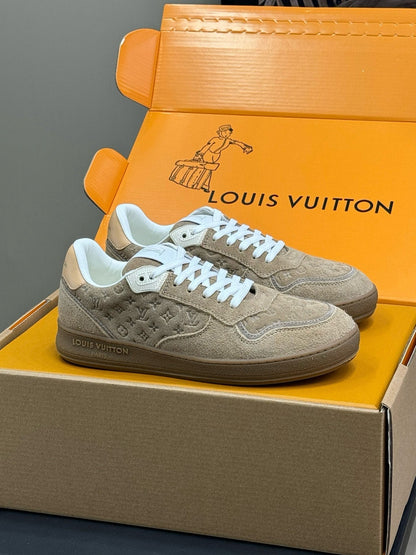 STADIUM SNEAKER IN KHAKI BROWN EMBOSSED MONOGRAM SUEDE