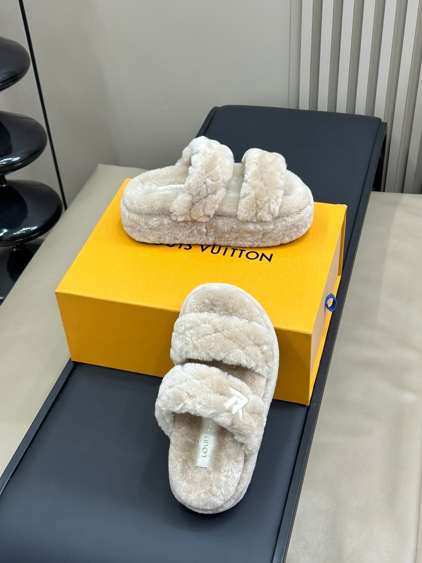 LV WOMEN SUNSET PLATFORM COMFORT MULE IN BEIGE FLEECE