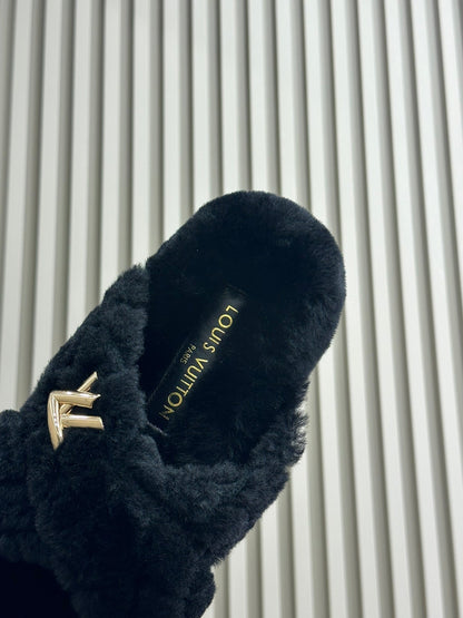 LV WOMEN'S SUNSET COMFORT FLAT MULE IN BLACK FLEECE