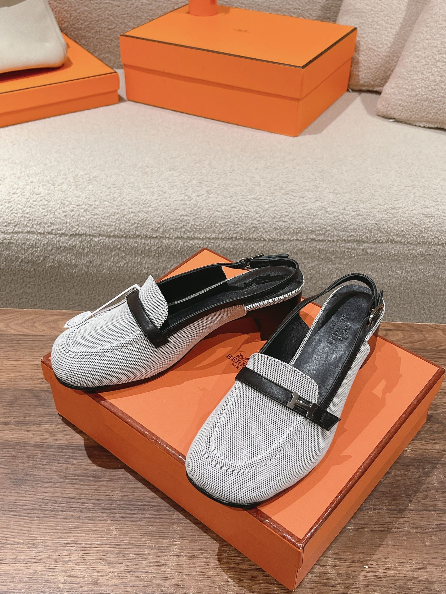 INFINIE 50 PUMP BLACK AND WHITE LAMBSKIN