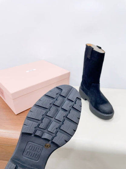 THICK-SOLED BOOTS IN BLACK SUEDE