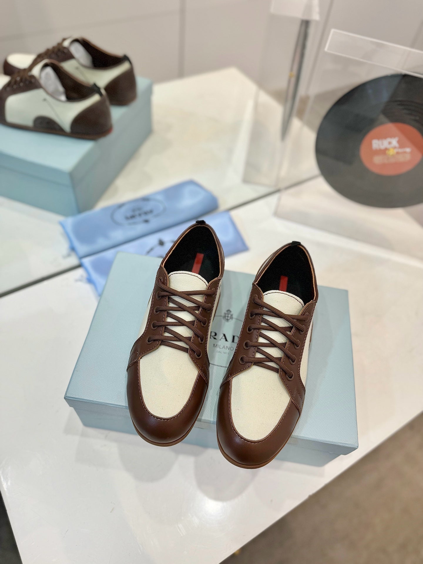 SNEAKERS IN BROWN LAMBSKIN AND WHITE CANVAS