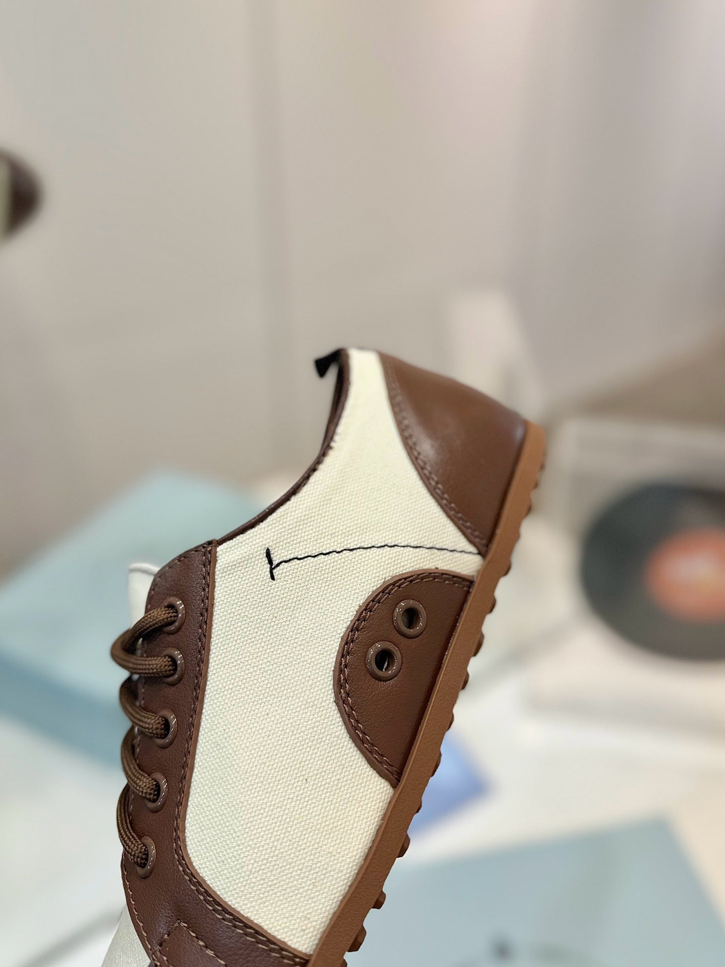 SNEAKERS IN BROWN LAMBSKIN AND WHITE CANVAS