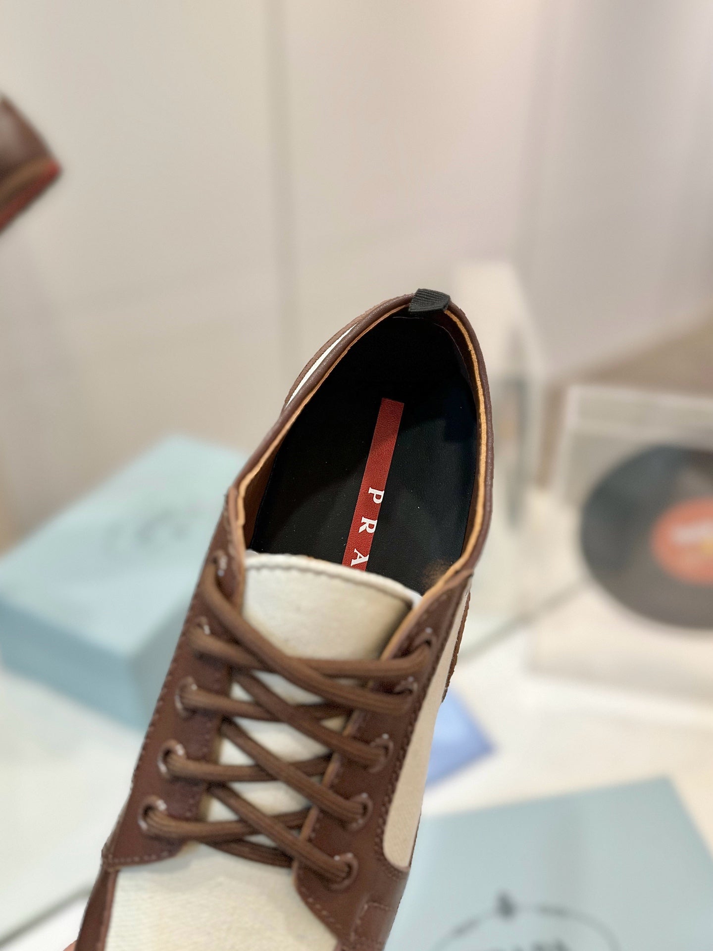 SNEAKERS IN BROWN LAMBSKIN AND WHITE CANVAS